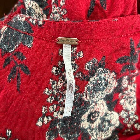 Free‎ People XS Red Floral Boho Speak Easy Blouse - Picture 5 of 11